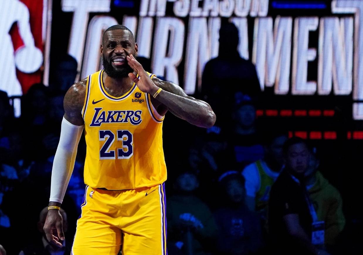 爱游戏平台官网入口官网-詹姆斯击败老对手巴黎，晋级之路一路高歌！