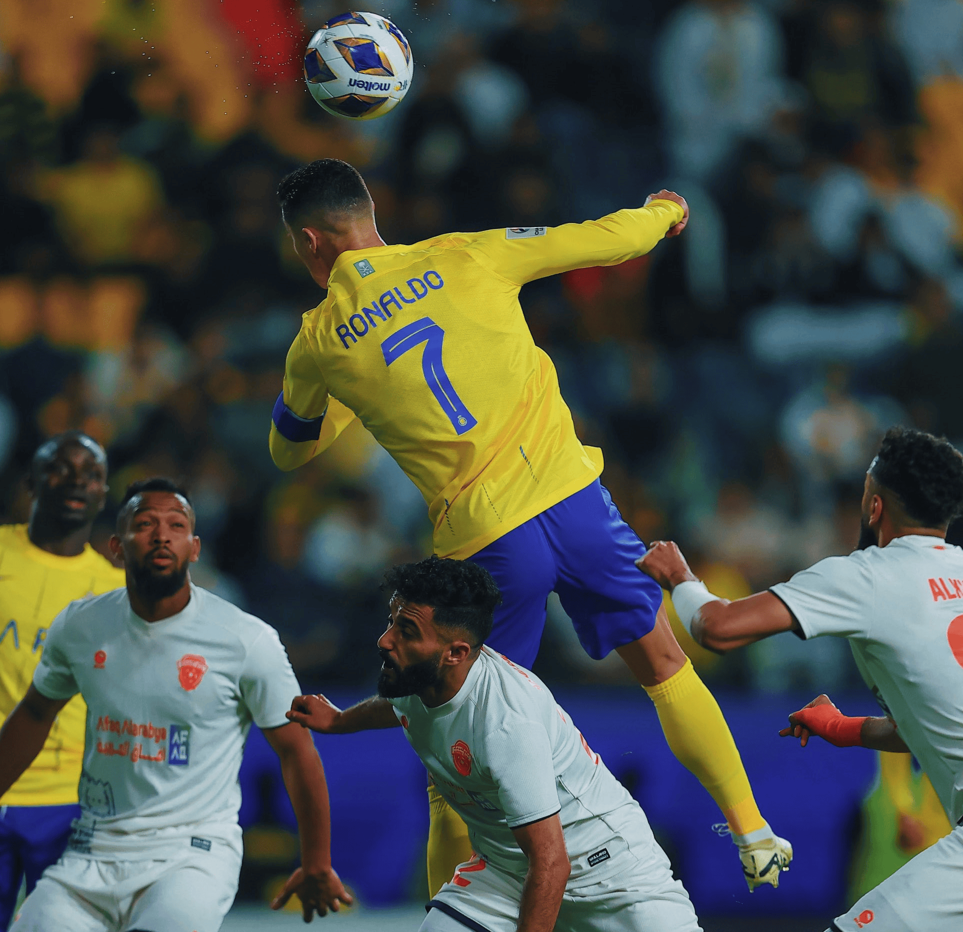 爱游戏平台-C罗重返赛场，险胜首场状态出色，塞尔维亚队观众沸腾！